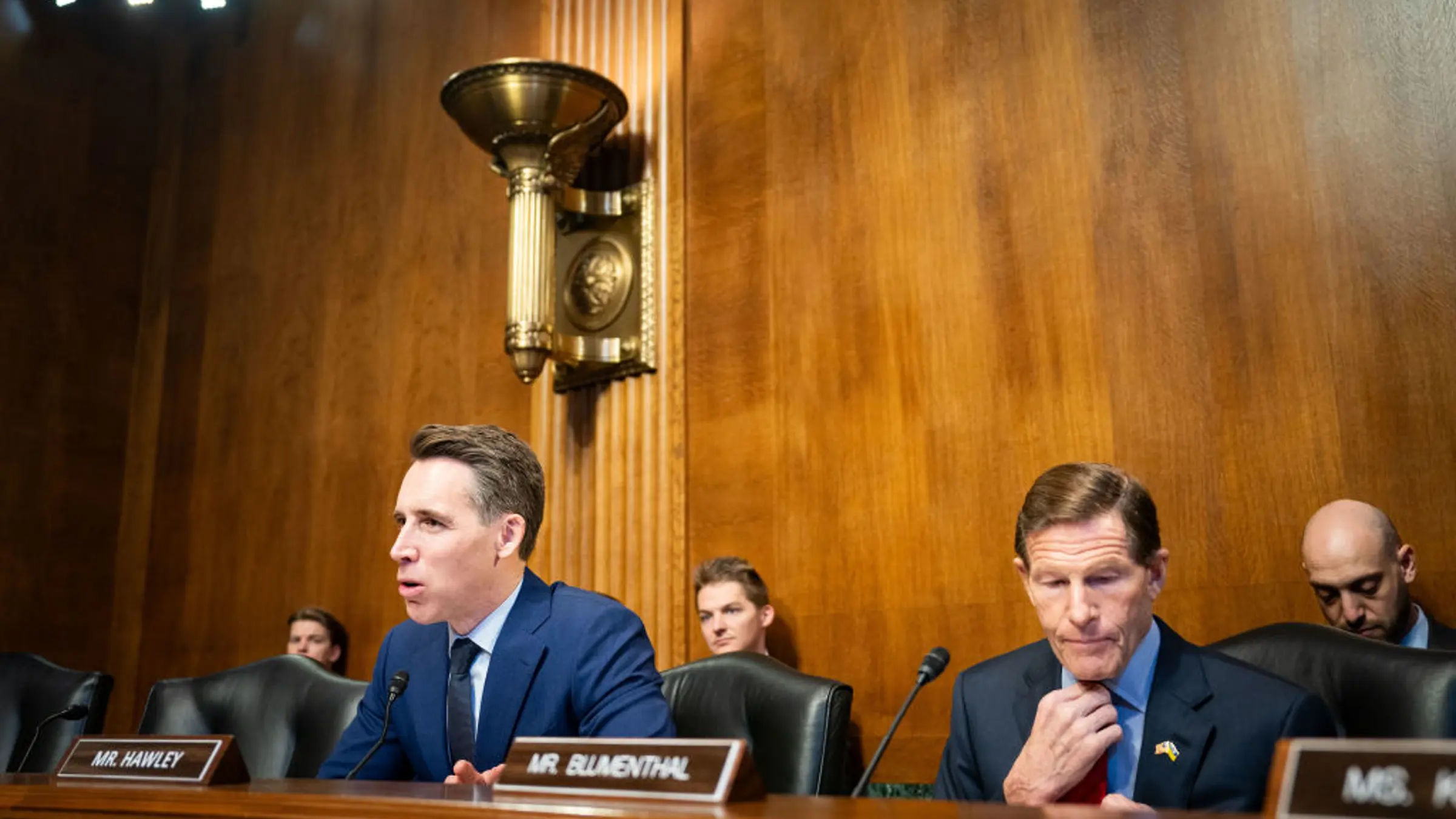 U.S. lawmakers seated during a congressional hearing, representing federal debate over AI regulation, incident reporting, cybersecurity, and oversight of advanced artificial intelligence models.