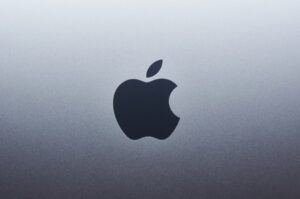 Apple iPhone displaying the newly rebuilt Siri AI interface running on iOS 27.
